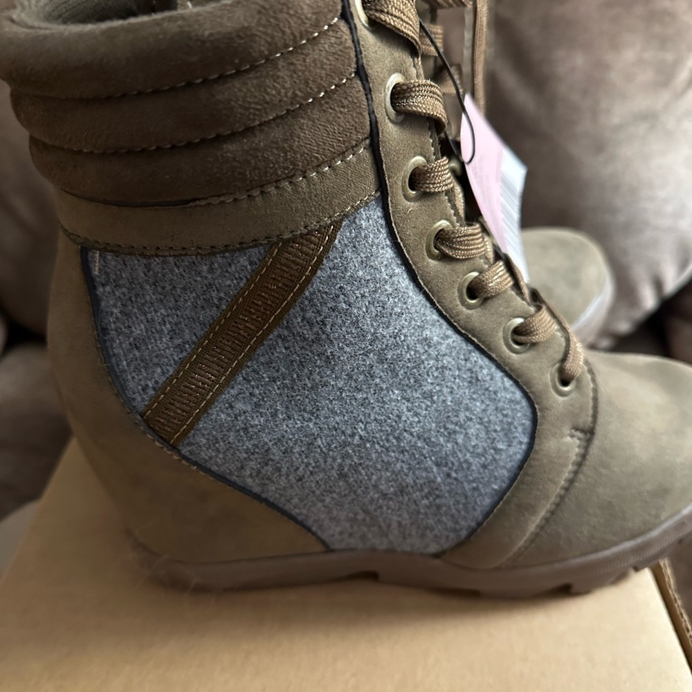 Elegant Lace-Up Women's Boots in Brown and Gray